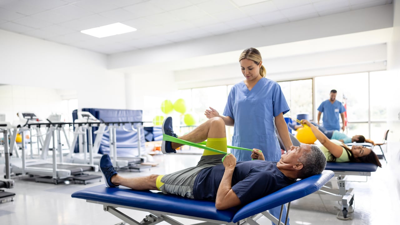 En Colombia, se ofrece la carrera de Fisioterapia en varias universidades.