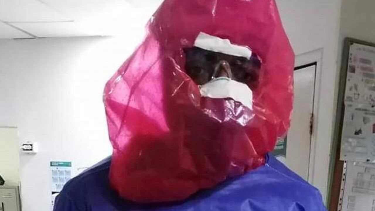 En algunos casos los médicos han tenido que usar bolsas plásticas para protegerse