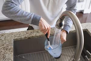 ¿Cómo lavar la licuadora para evitar malos olores?