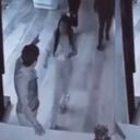 Momento de la agresión a la joven Naomi Arcentales.