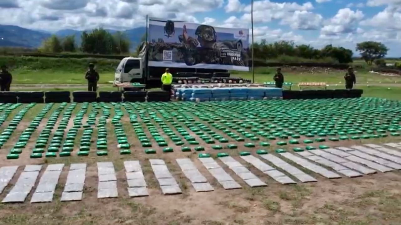 Los paquetes de marihuana estaban amontonados en 260 bultos transportados por un camión.