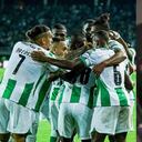 Hinchas de Nacional casi queman a jugadores con pólvora, en banderazo por la Superliga