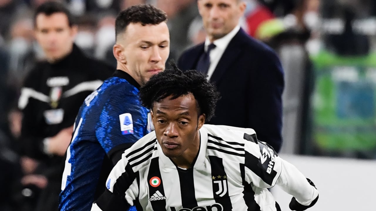 Juventus' Colombian midfielder Juan Cuadrado (Front) works around Inter Milan's Bosnian forward Edin Dzeko during the Italian Serie A football match between Juventus and Inter on April 03, 2022 at the Juventus stadium in Turin.
AFP/Filippo MONTEFORTE