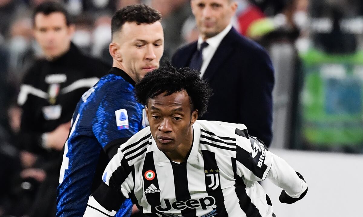 Juventus' Colombian midfielder Juan Cuadrado (Front) works around Inter Milan's Bosnian forward Edin Dzeko during the Italian Serie A football match between Juventus and Inter on April 03, 2022 at the Juventus stadium in Turin.
AFP/Filippo MONTEFORTE