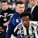 Juventus' Colombian midfielder Juan Cuadrado (Front) works around Inter Milan's Bosnian forward Edin Dzeko during the Italian Serie A football match between Juventus and Inter on April 03, 2022 at the Juventus stadium in Turin.
Filippo MONTEFORTE / AFP