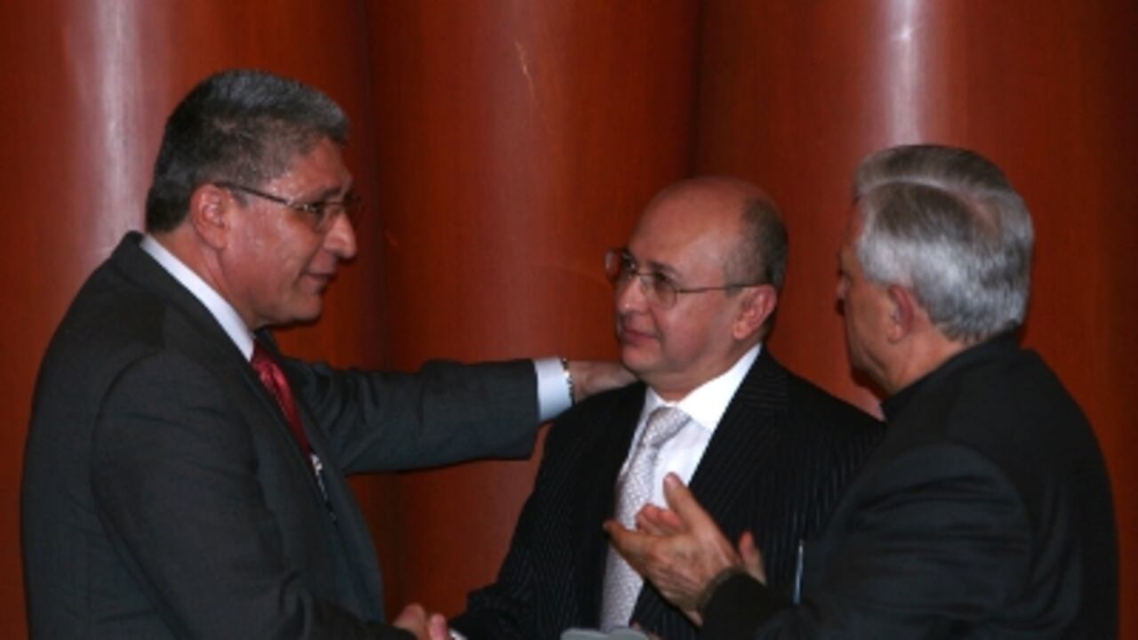 Sigifredo López le regaló un cristo al Fiscal general, Eduardo Montealegre.