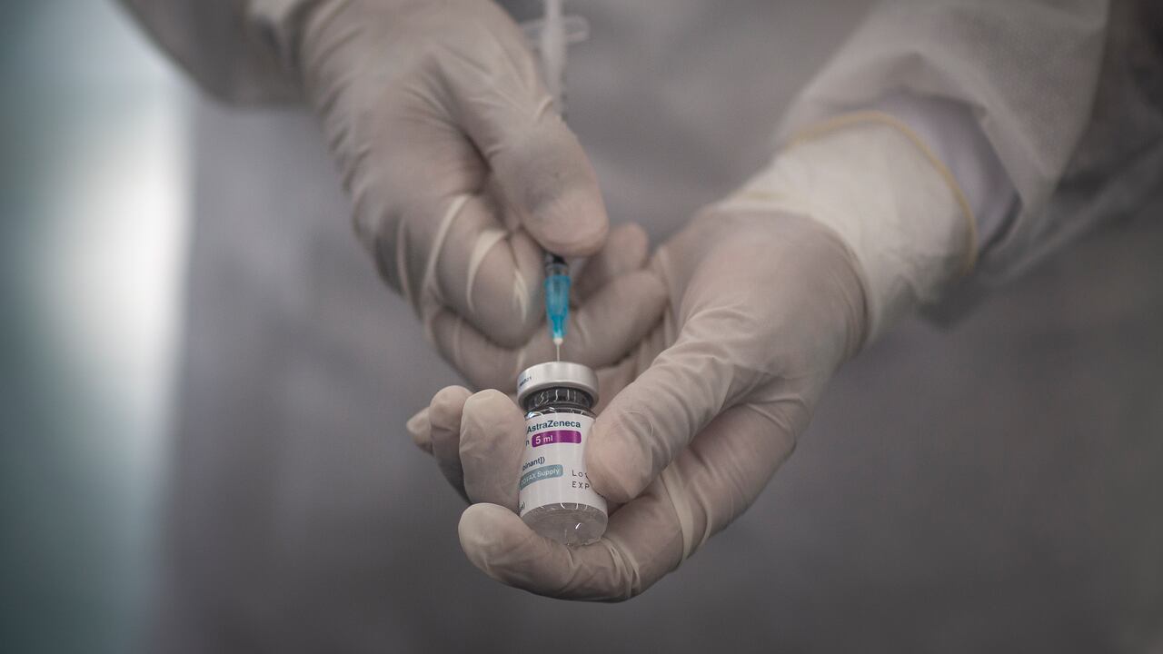 ¿Qué pasa si se vacunó teniendo covid-19 y no lo sabe?