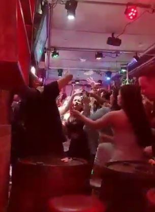 Así se vio la acción de este hombre de negro.