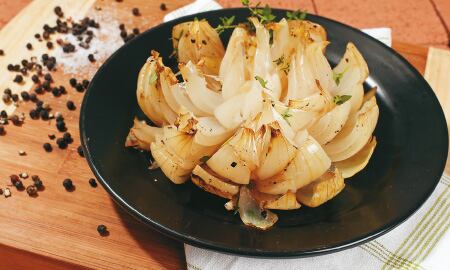 La cebolla se puede consumir asada, salteada o caramelizada para aprovechar sus propiedades. (Imagen de referencia)