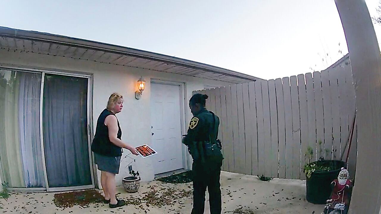 Las cámaras de policía revelan una historia absurda...