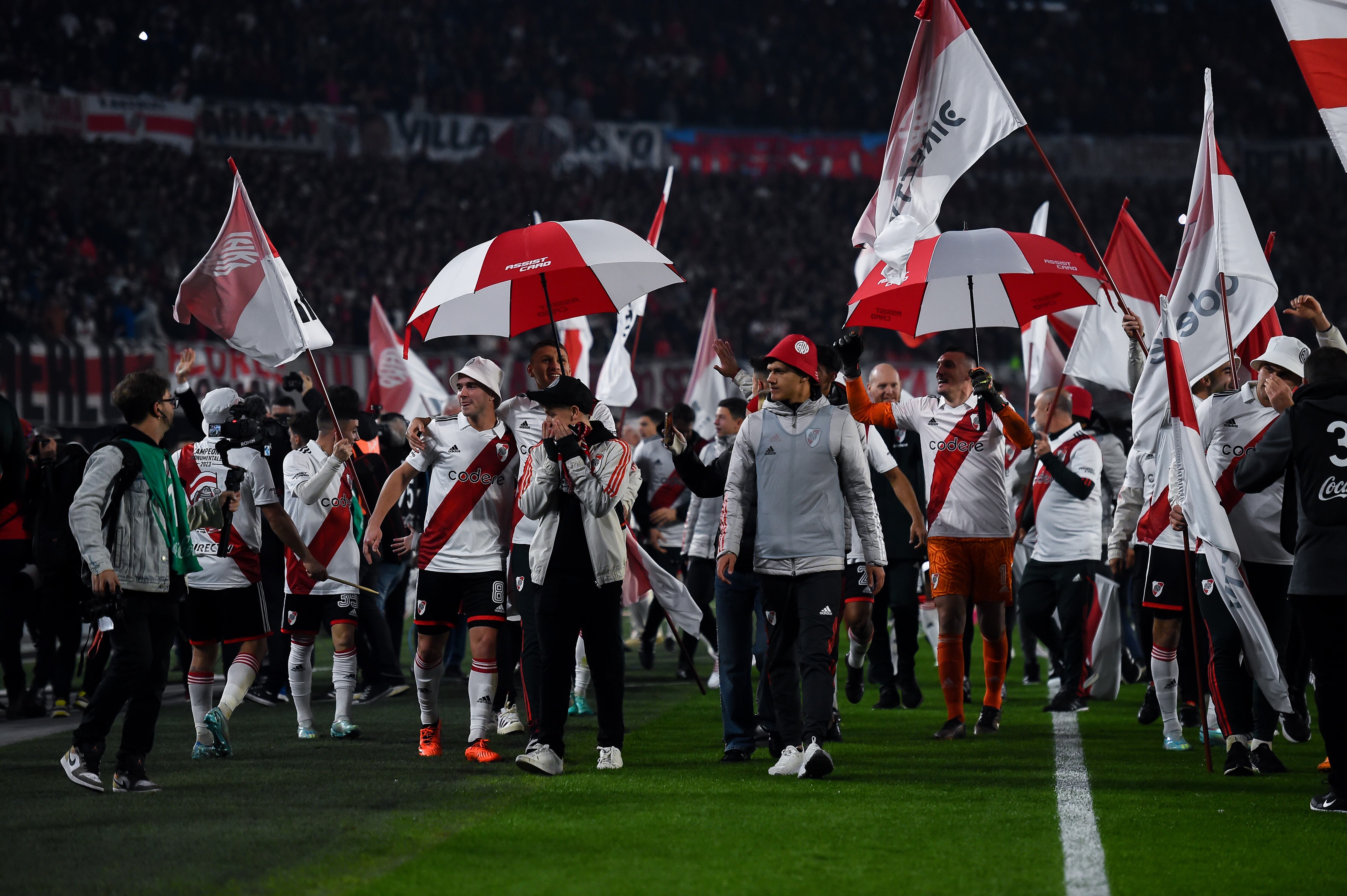 Celebración de la plantilla 'millonaria' ante su gente.