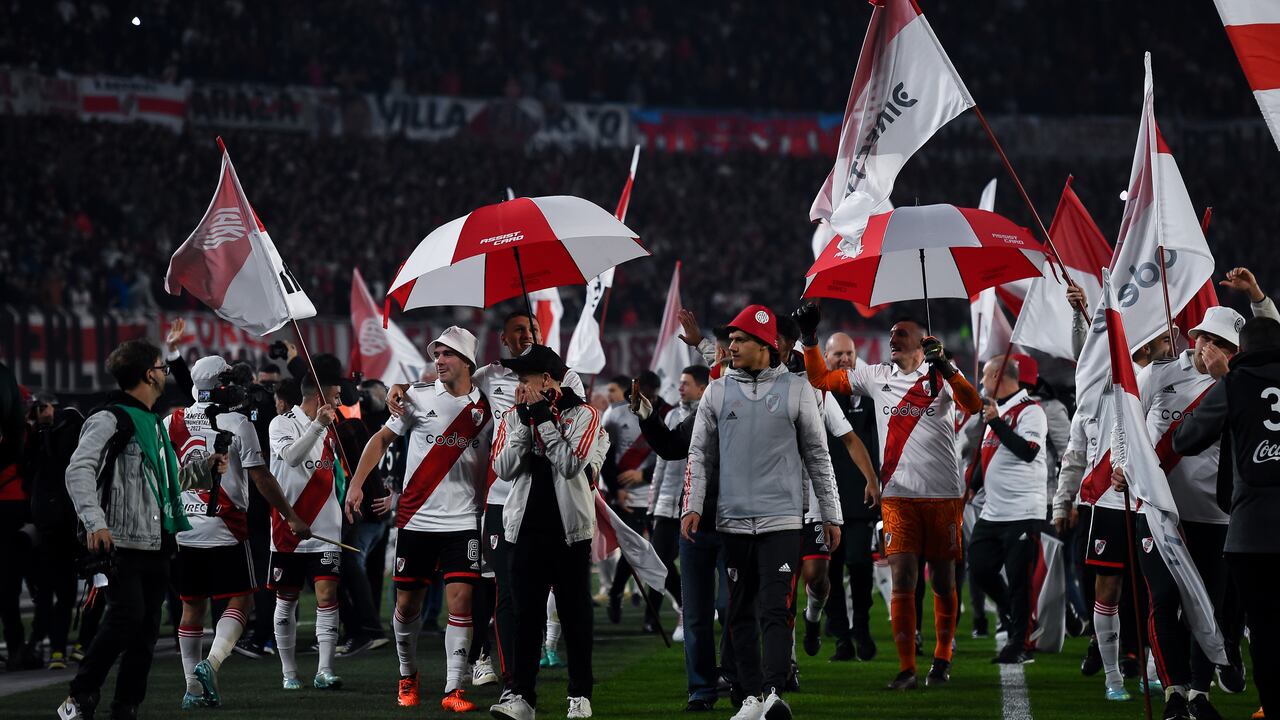 Celebración de la plantilla 'millonaria' ante su gente.