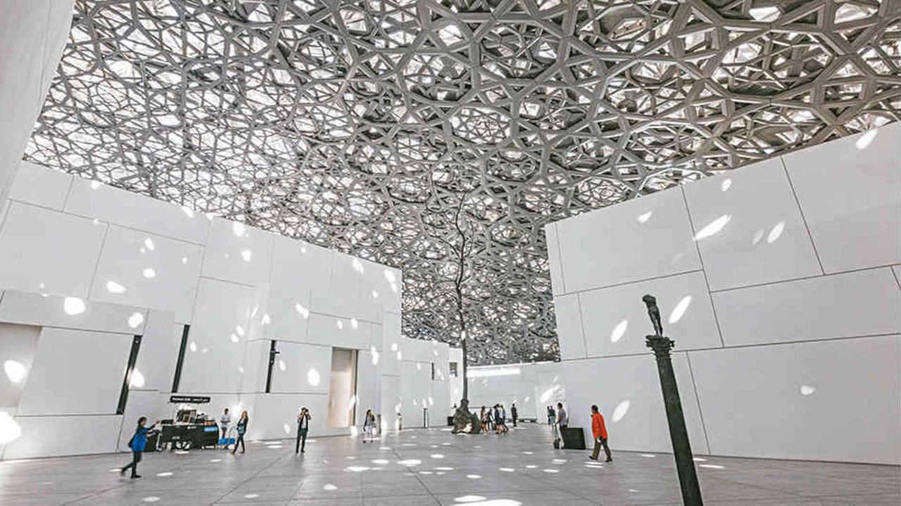 El domo del museo permite que se filtre la luz generando un ambiente muy especial.