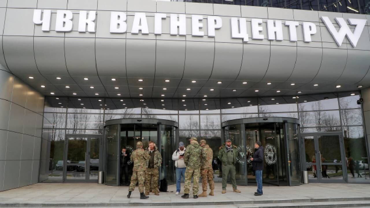 La gente se reúne frente al PMC Wagner Center, que es un proyecto implementado por el empresario y fundador del grupo militar privado Wagner.