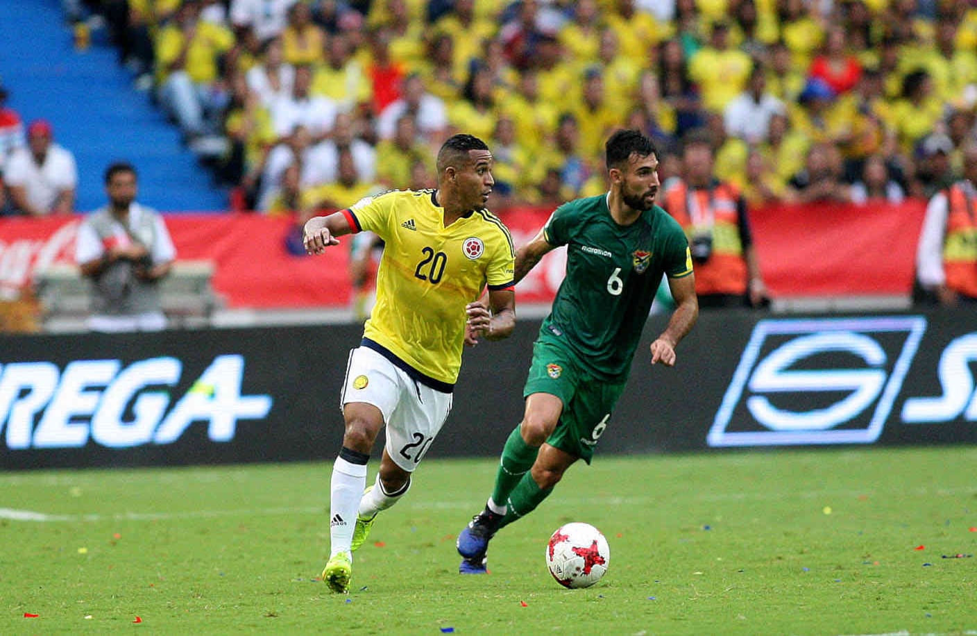 Macnelly Torres jugó en el mediocampo al lado de Carlos Sánchez. Foto: León Darío Peláez / SEMANA