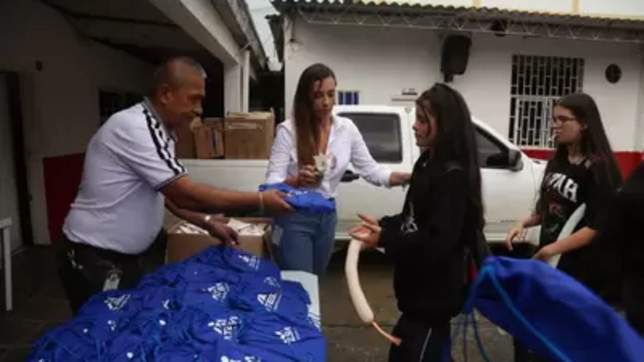 A la entrega de kits escolares se suma la de computadores, la cual es adelantada por la Gobernación de Risaralda