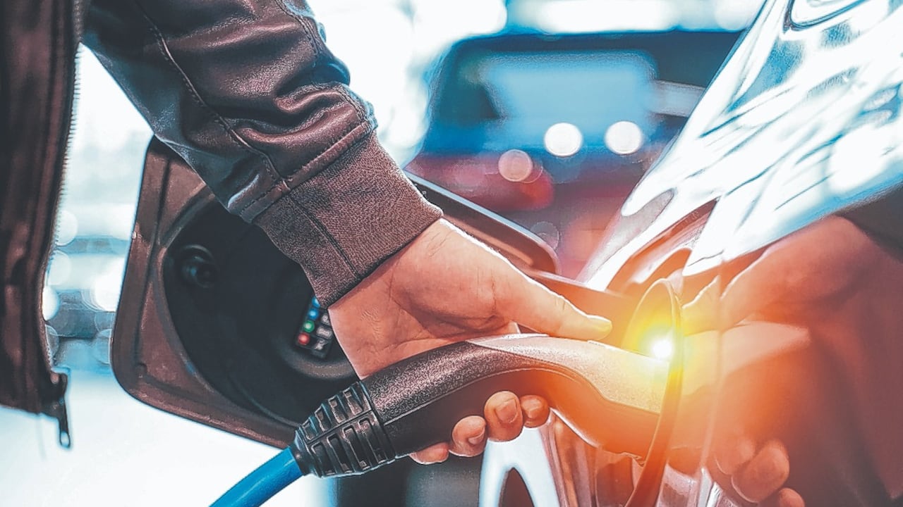 Un cargador de vehículos conectado a un automóvil.