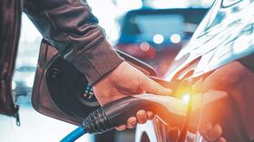 En marzo de 2025, los vehículos eléctricos representaron el 7,5 % del total de matrículas, y los híbridos, un notable 24 %.