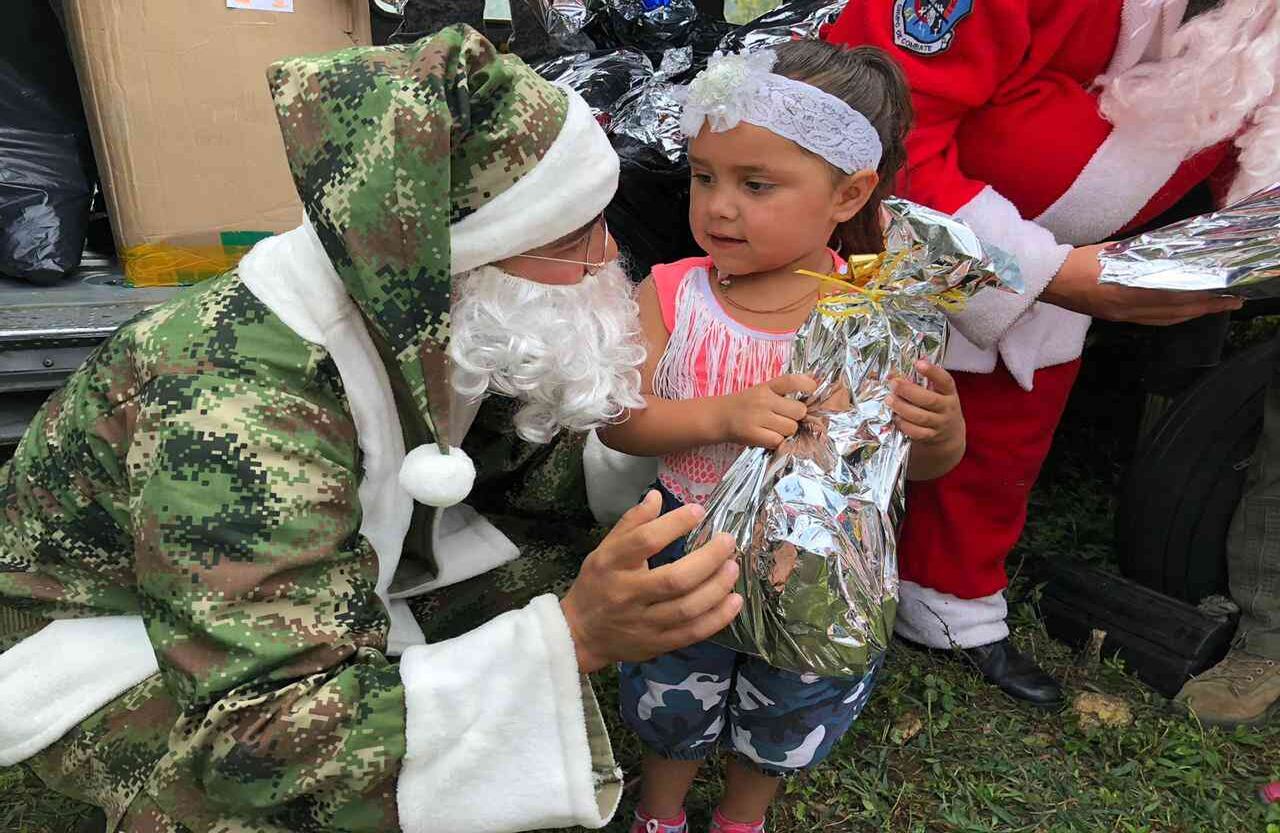 Más de 100 niños recibieron regalos esta Navidad en Ituango, Antioquia, gracias a tropas de la Cuarta Brigada del Ejército.