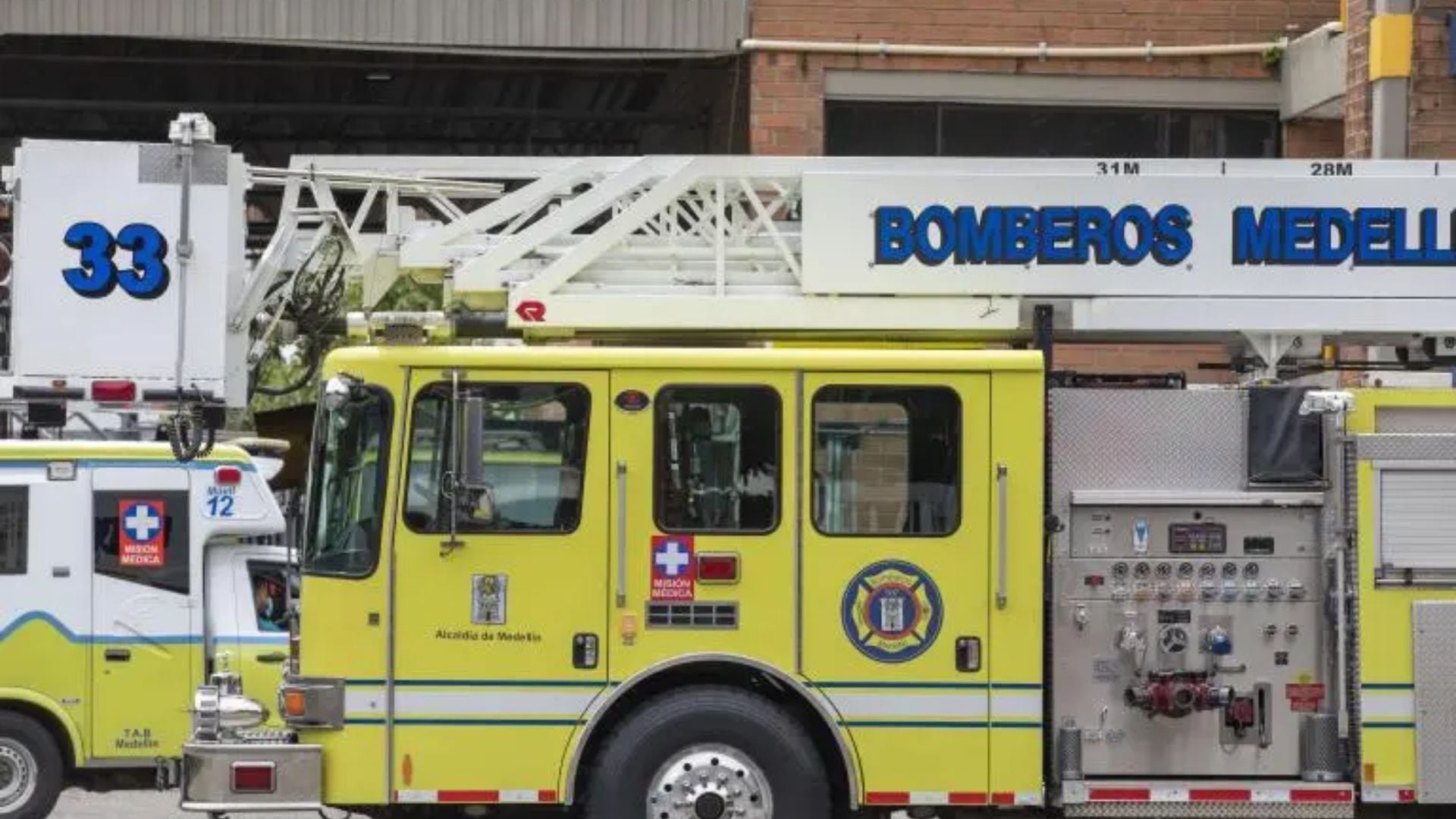Unidades de Bomberos de Medellín evacuaron a cerca de 80 personas en el barrio Fátima, en Belén, tras detectarse un fuerte olor en una clínica que activó protocolos de riesgo químico mientras se inspeccionaba el lugar.