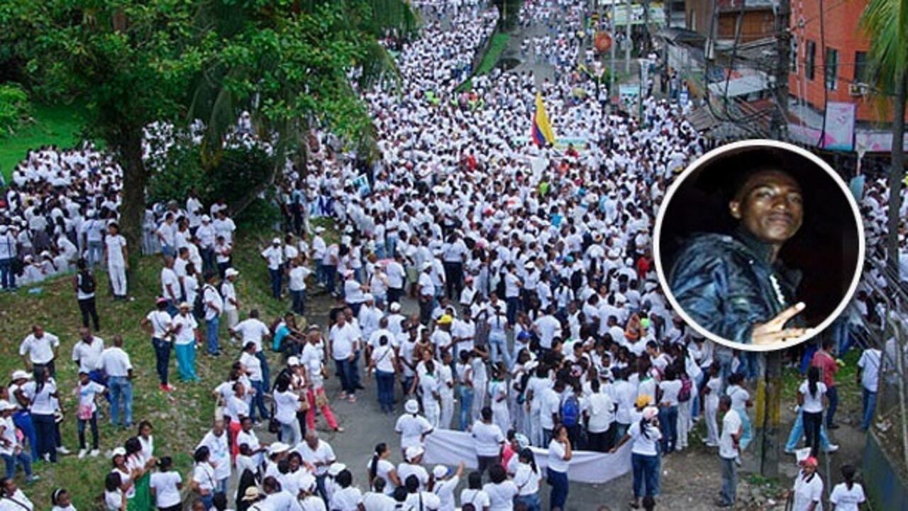 Marcha contra la violencia en Buenaventura el 19 de febrero, 2014. A la derecha, el camarógrafo Yonny Caicedo.