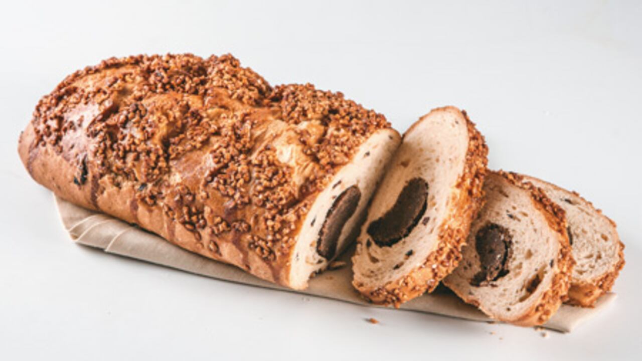 A pesar de que el pan tiene sus críticos por su poco aporte nutricional al cuerpo, este es considerado popularmente como un alimento básico.