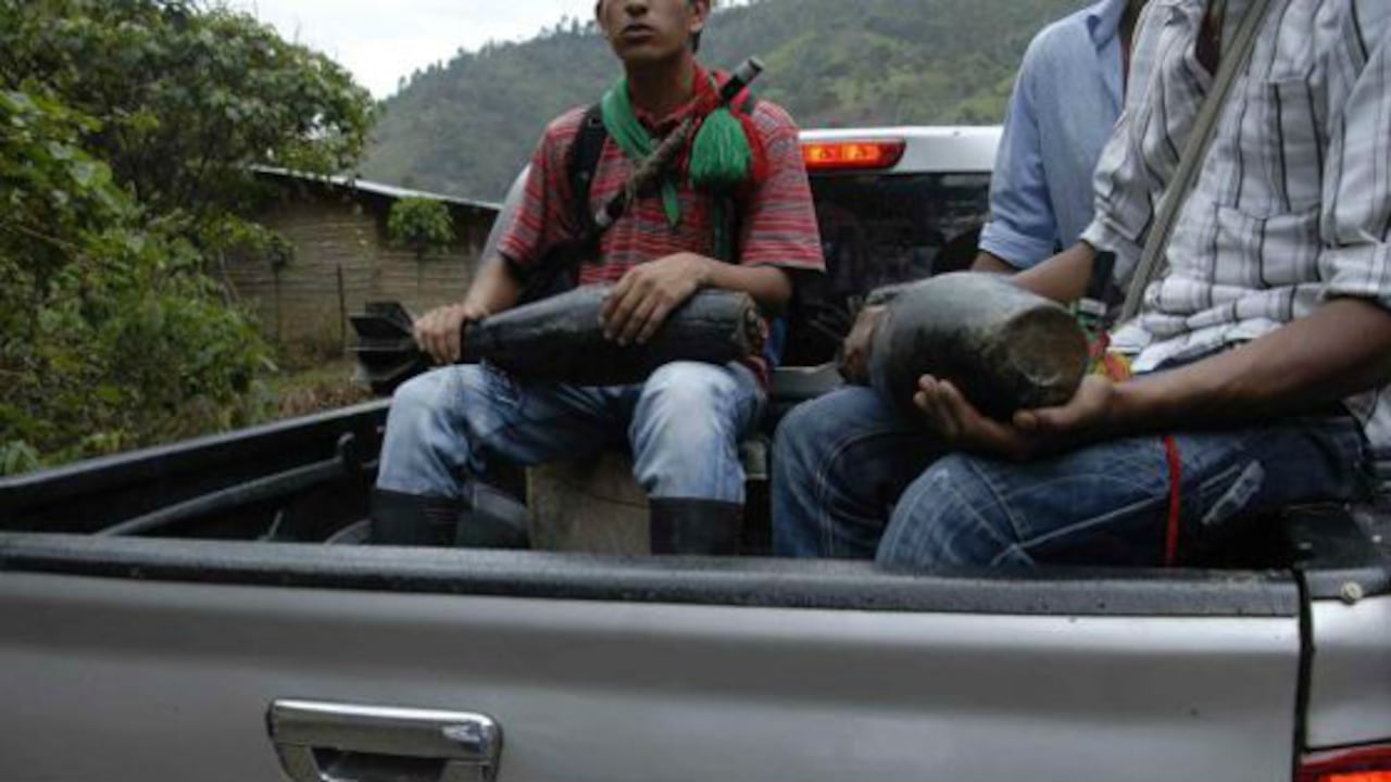 Guardias indígenas sostienen dos cohetes artesanales incautados a la guerrilla. Es este tipo de armamento, de dudosa puntería, el que las FARC lanza contra la estación de Policía de los pueblos del norte del Cauca y que, con frecuencia, cae en blancos civiles.