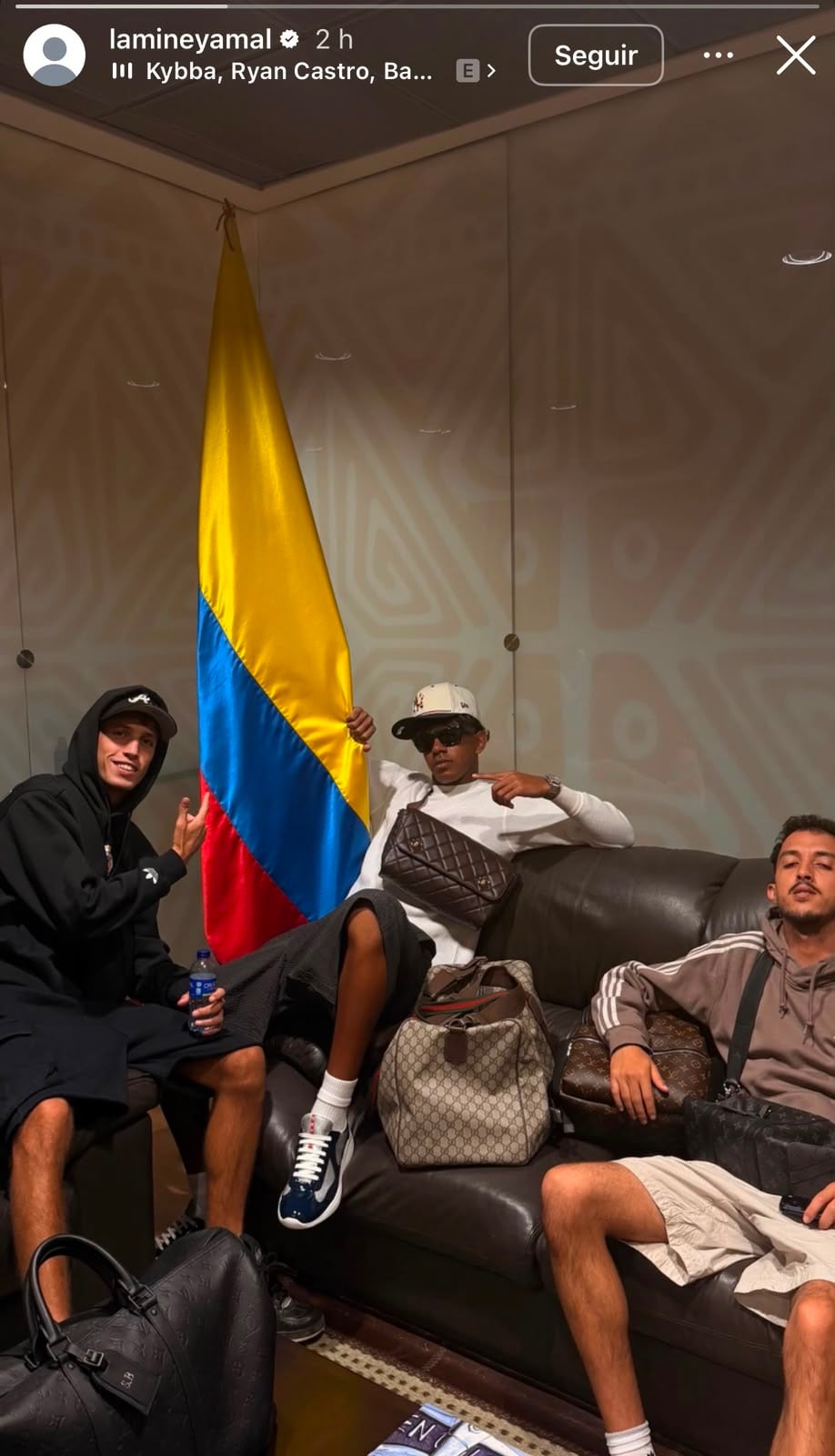 Lamine Yamal sosteniendo la bandera de Colombia en medio de sus vacaciones