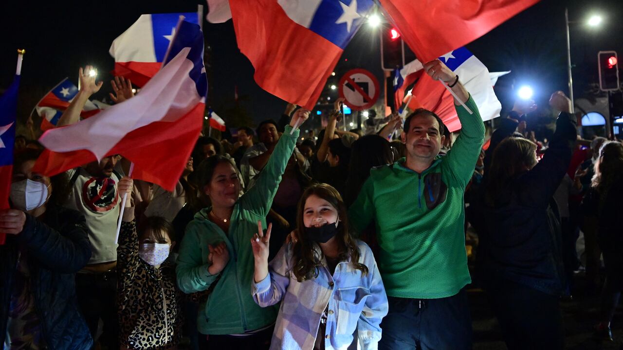 El presidente Gabriel Boric recibió el resultado con humildad. Los chilenos están de fiesta en las calles.