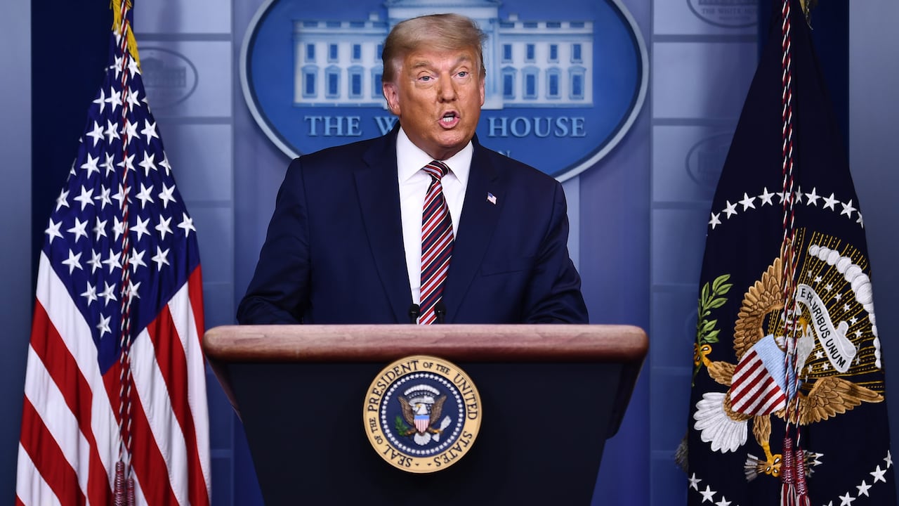 El momento en que canales de TV cortaron el discurso de Donald Trump