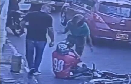 Dos supuestos hinchas discuten en pleno centro de Cali.