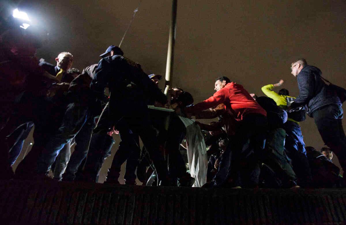 Por lo anterior, hubo forcejeo entre funcionarios de la entidad y las personas que querían apoderarse de la bandera. Foto: Diana Rey Melo