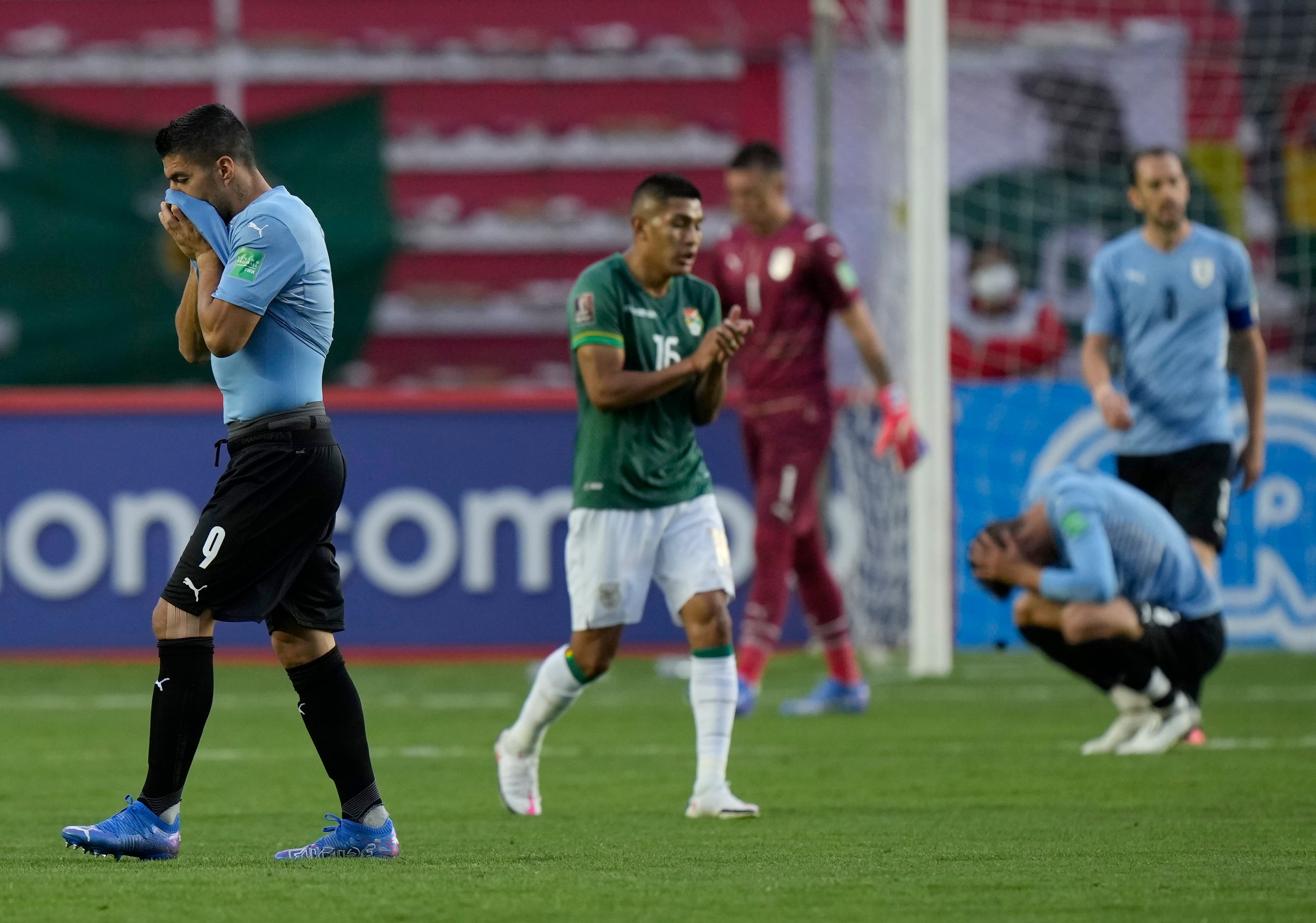Uruguay's Luis Suarez, left, reacts after being defeated by Bolivia 3-0 in a FIFA World Cup qualifying match at Hernando Siles stadium in La Paz, Bolivia, Tuesday, Nov. 16, 2021. (AP Photo/Juan Karita)