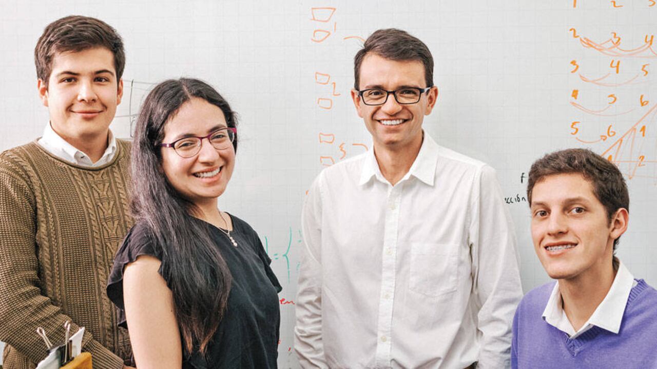 El economista y matemático Santiago Saavedra (centro) lidera el equipo que viajará a California a perfeccionar el modelo. Junto a él, Santiago Perilla, Carolina Vélez y Daniel Sánchez.