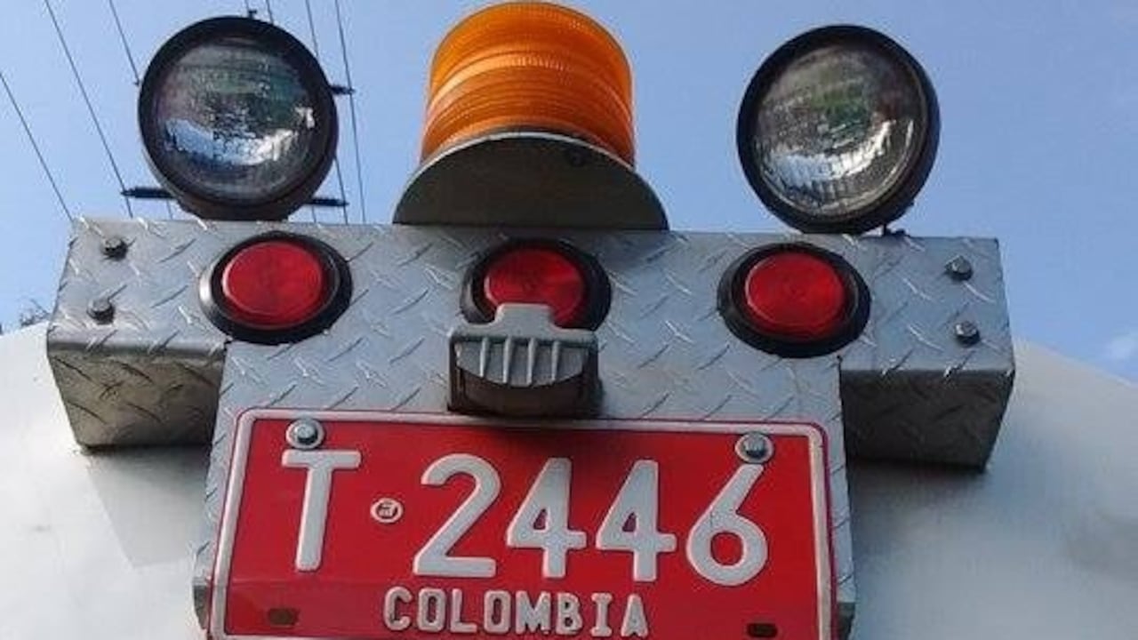 Vehículos de importación con placas rojas.