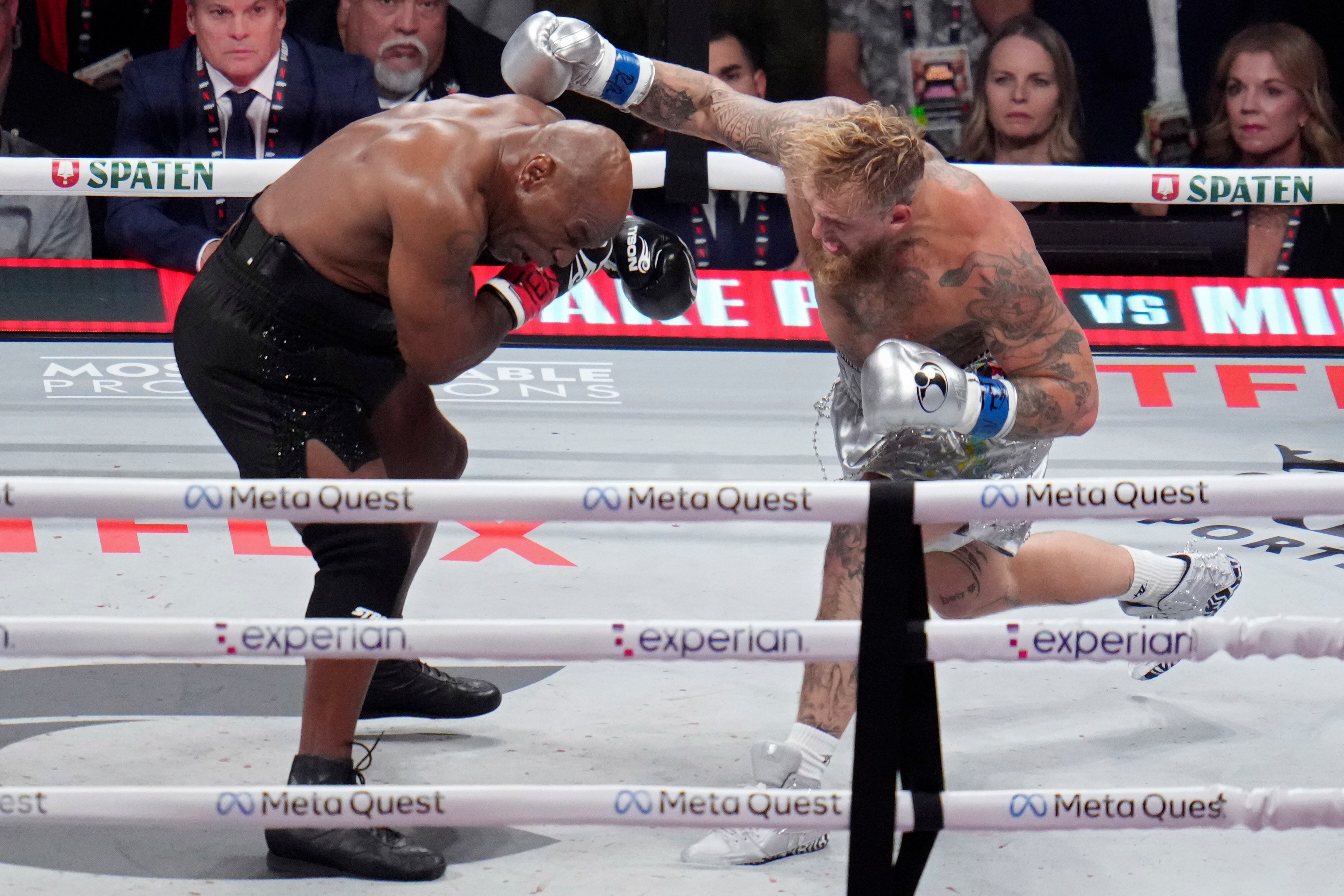 Jake Paul le lanza un puñetazo a Mike Tyson durante su pelea de boxeo de peso pesado, el viernes 15 de noviembre de 2024, en Arlington, Texas. (Foto AP/Julio Cortez)