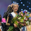 Miss EE. UU. R'Bonney Gabriel reacciona cuando es coronada Miss Universo.