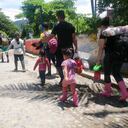 Muchos migrantes venezolanos y retornados colombianos caminan largos trayectos porque no cuentan con los recursos para pagar transporte.