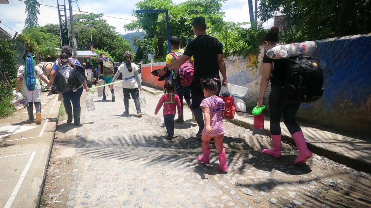 Muchos migrantes venezolanos y retornados colombianos caminan largos trayectos porque no cuentan con los recursos para pagar transporte.