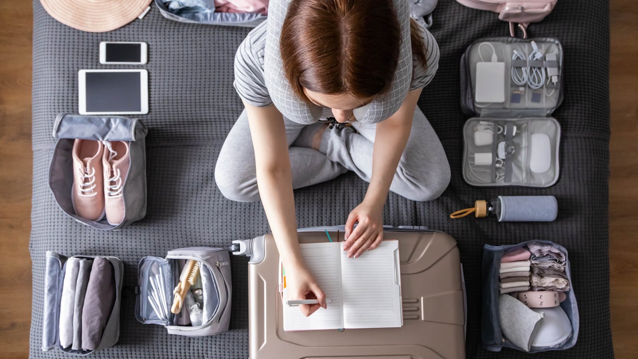 Viajera alistando la maleta