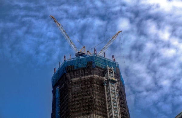 10 de agosto de 2011. Las vigas de acero se levantan en el piso 78 del edificio.