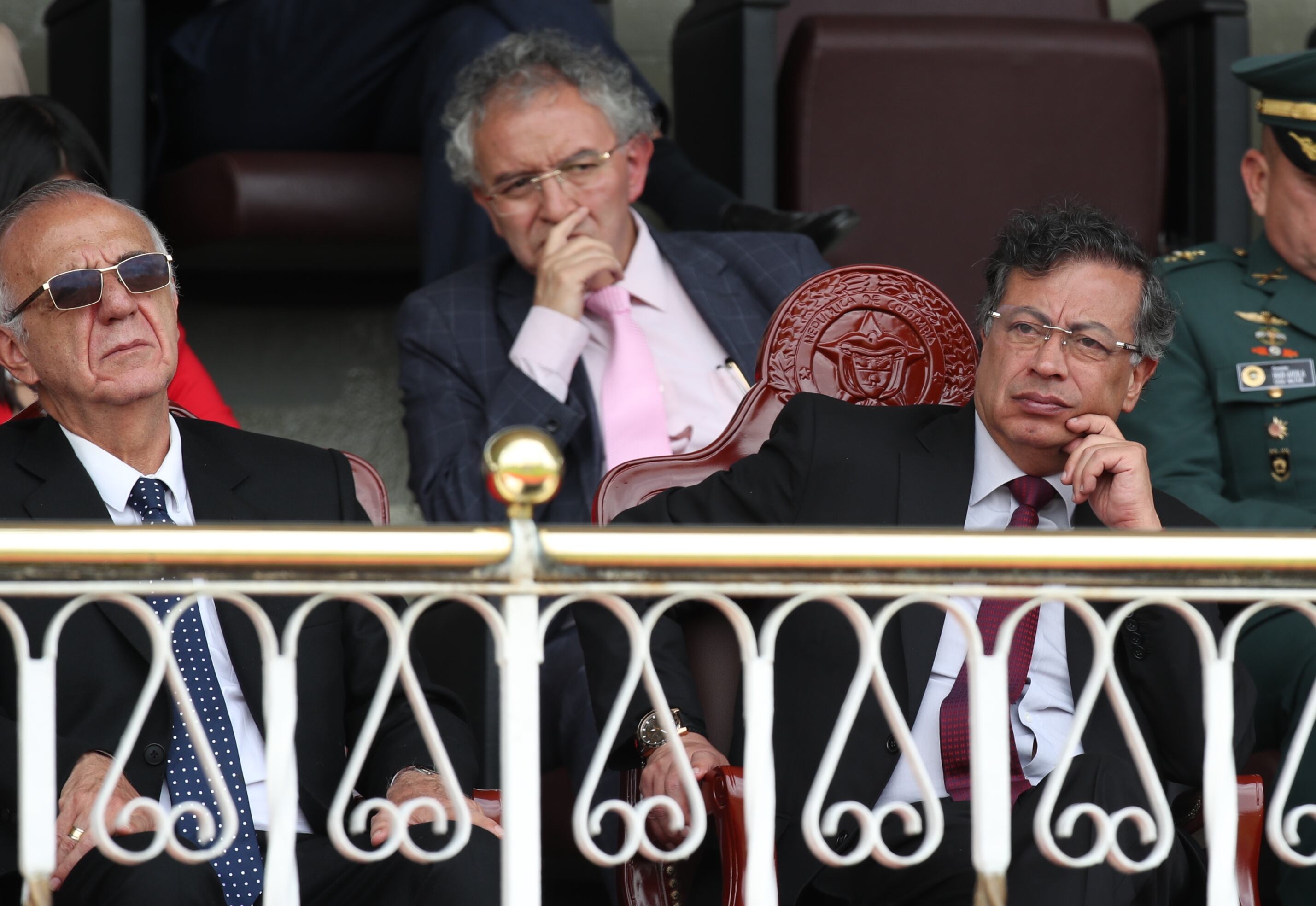 Presidente Gustavo Petro en la ceremonia de presentación del nuevo Director General de la Policía Nacional, Brigadier General Carlos Fernando Triana Beltrán, en compañía del Ministro de Defensa Nacional, Iván Velásquez