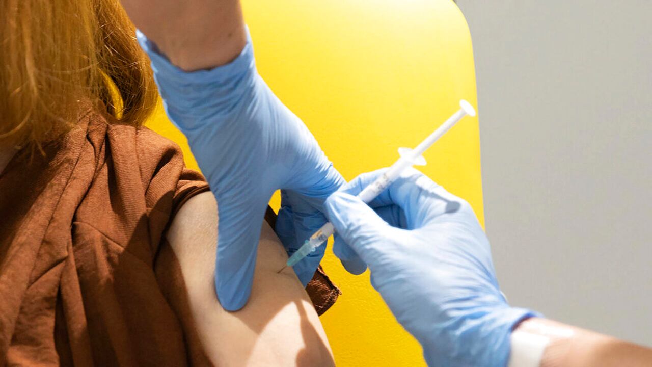 ARCHIVO - En esta foto sin fecha distribuida por la Universidad de Oxford, un voluntario recibe la vacuna contra el COVID-19 elaborada por AstraZeneca y la universidad en Oxford, Inglaterra, (University of Oxford/John Cairns via AP, File)