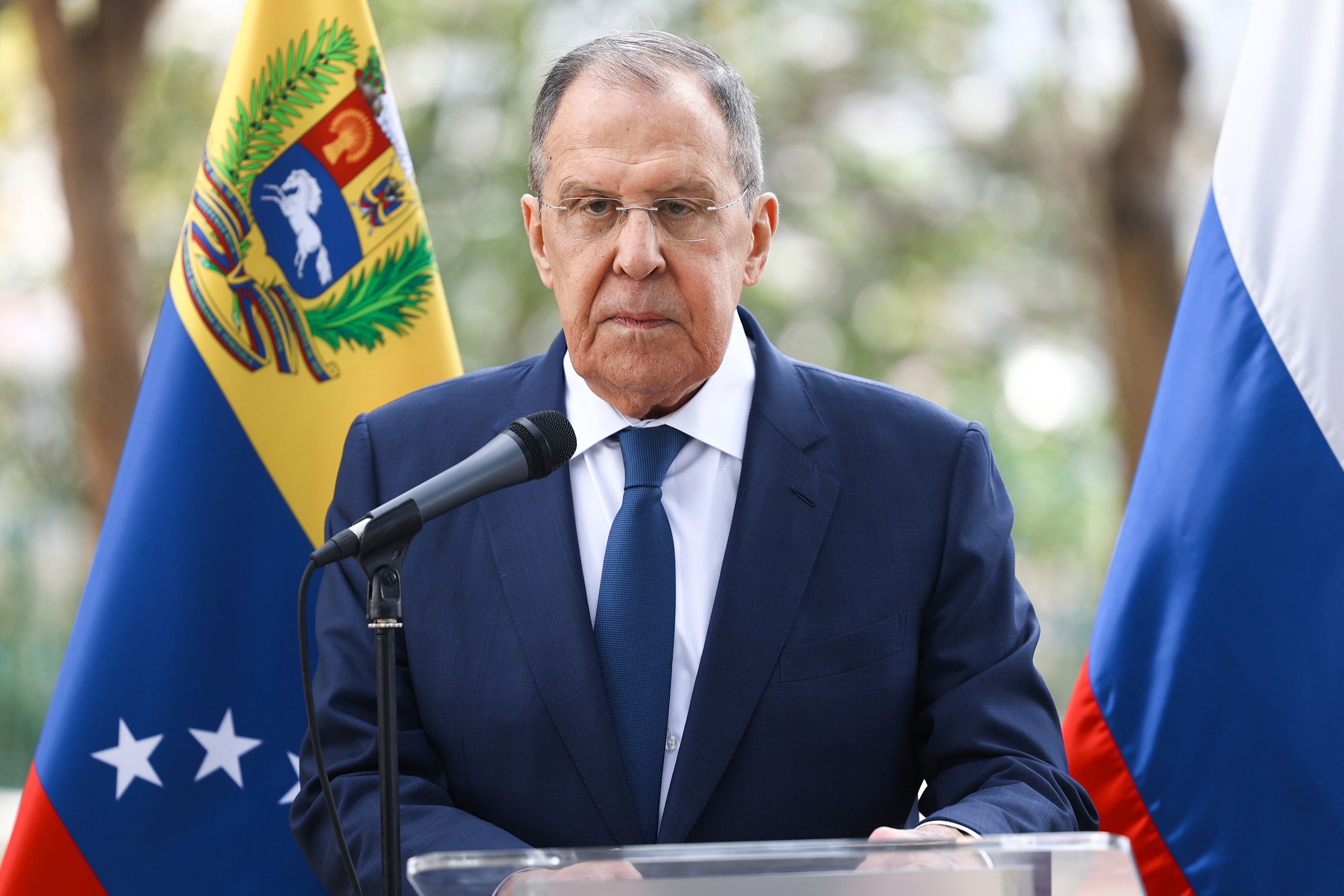 En esta fotografía publicada por el Servicio de Prensa del Ministerio de Relaciones Exteriores de Rusia, el Ministro de Relaciones Exteriores de Rusia, Sergey Lavrov, habla durante la ceremonia de inauguración de un monumento al gran poeta ruso Alexander Pushkin en Caracas, Venezuela, el martes 20 de febrero de 2024.