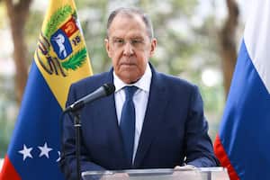 En esta fotografía publicada por el Servicio de Prensa del Ministerio de Relaciones Exteriores de Rusia, el Ministro de Relaciones Exteriores de Rusia, Sergey Lavrov, habla durante la ceremonia de inauguración de un monumento al gran poeta ruso Alexander Pushkin en Caracas, Venezuela, el martes 20 de febrero de 2024.