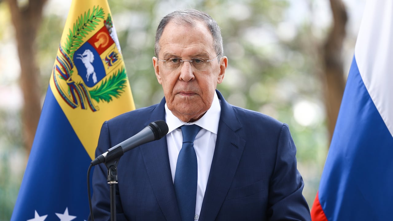 En esta fotografía publicada por el Servicio de Prensa del Ministerio de Relaciones Exteriores de Rusia, el Ministro de Relaciones Exteriores de Rusia, Sergey Lavrov, habla durante la ceremonia de inauguración de un monumento al gran poeta ruso Alexander Pushkin en Caracas, Venezuela, el martes 20 de febrero de 2024.