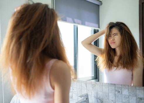 Cabello a falta de tratamientos de proteínas.