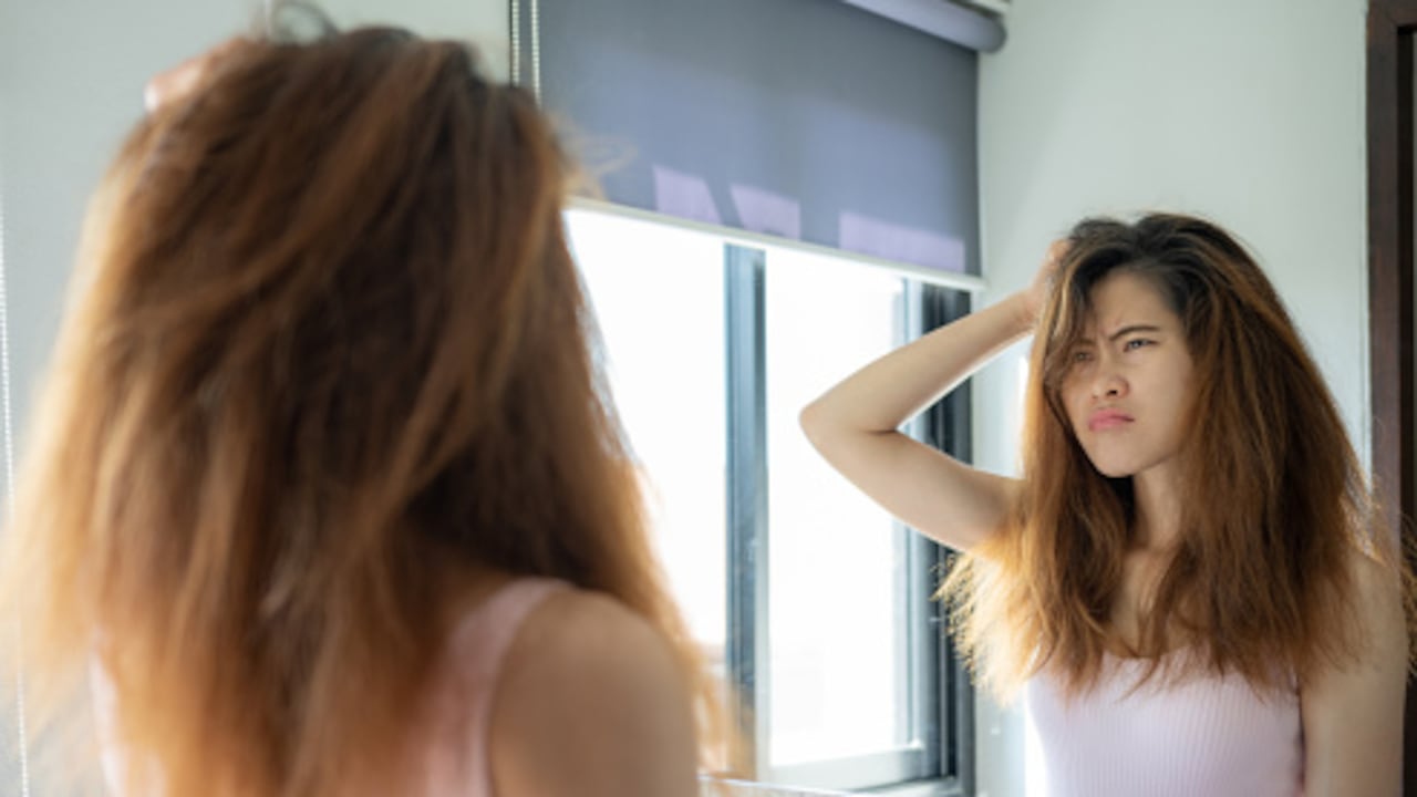 Cabello a falta de tratamientos de proteínas.