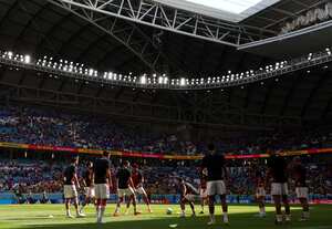 Los jugadores de Túnez se calientan antes del partido del Grupo D de la Copa Mundial de la FIFA Qatar 2022 entre Túnez y Australia en el Estadio Al Janoub el 26 de noviembre de 2022 en Al Wakrah, Qatar.