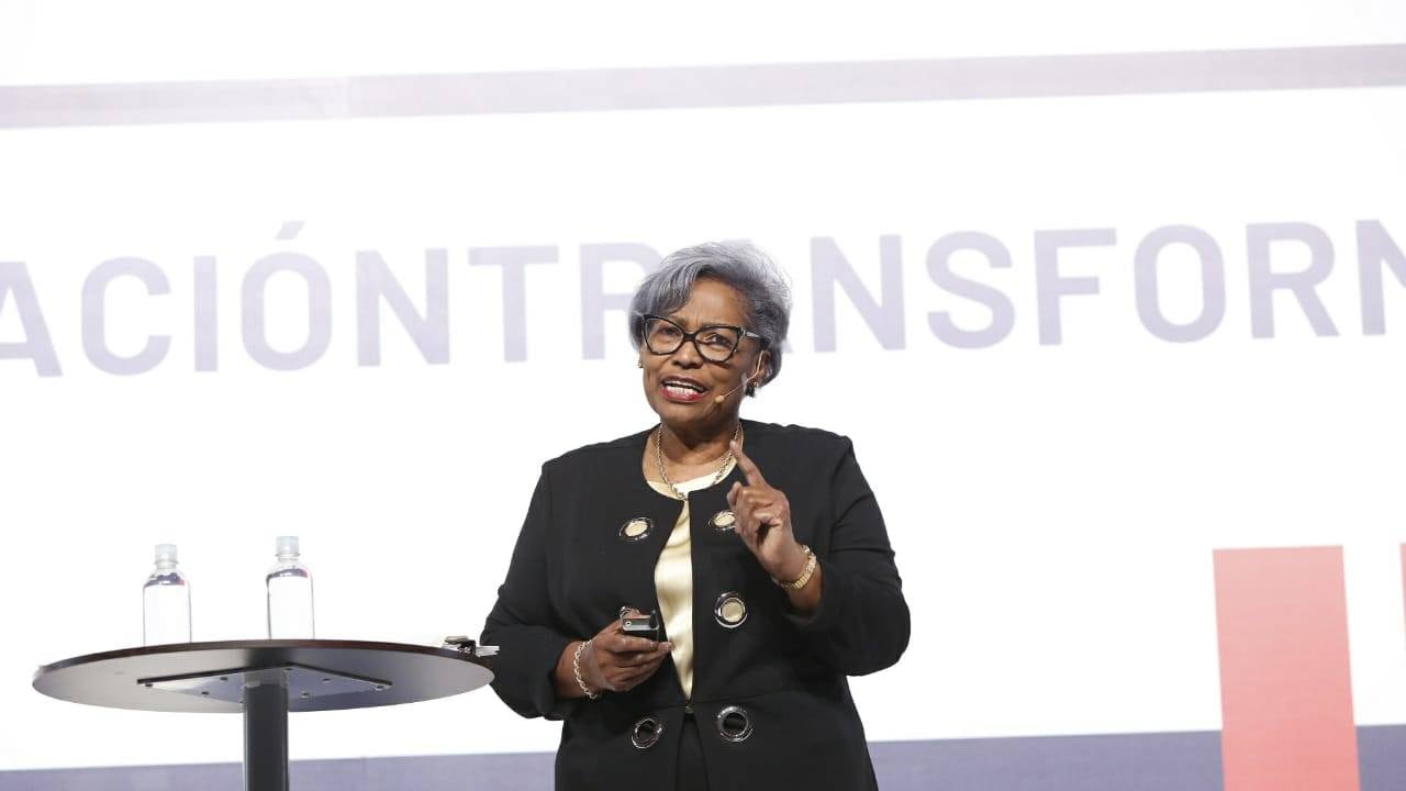 Avis Glaze, excomisionada de Educación de Ontario